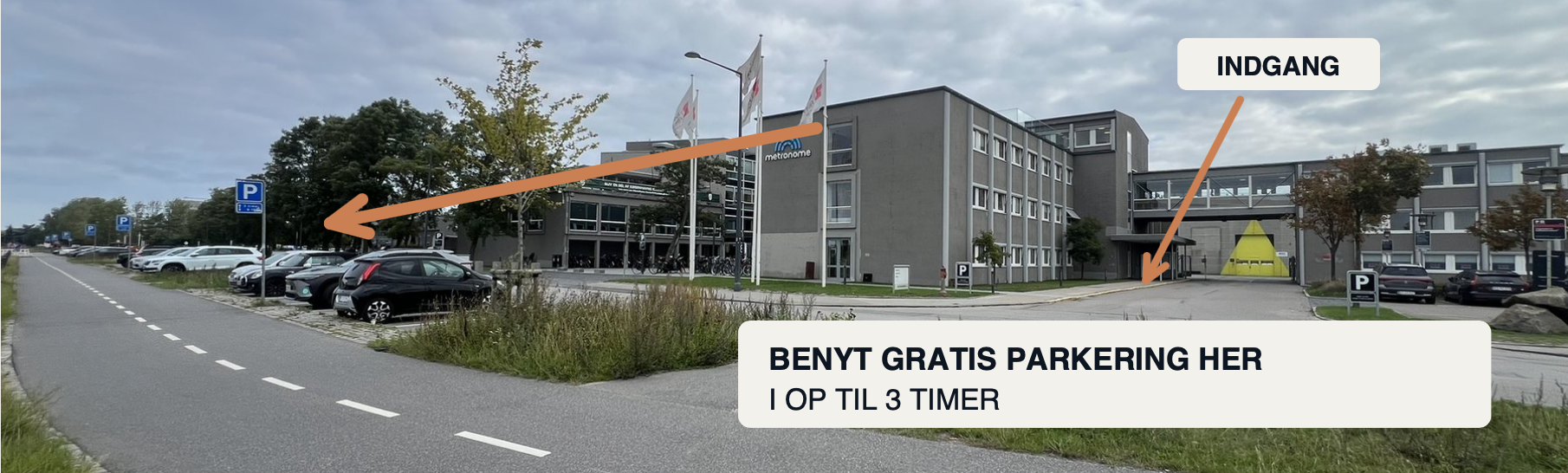 Parkeringspladser ved Raffinaderivej 6 med orange pile til den gratis parkering og klinikkens indgang